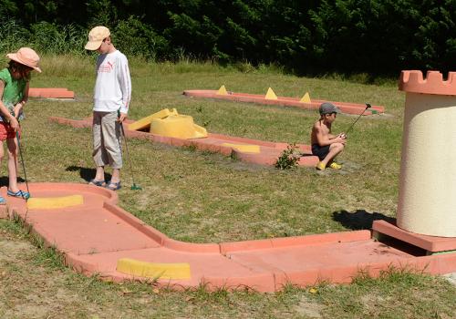 Mini-golf au camping Le Pipiou